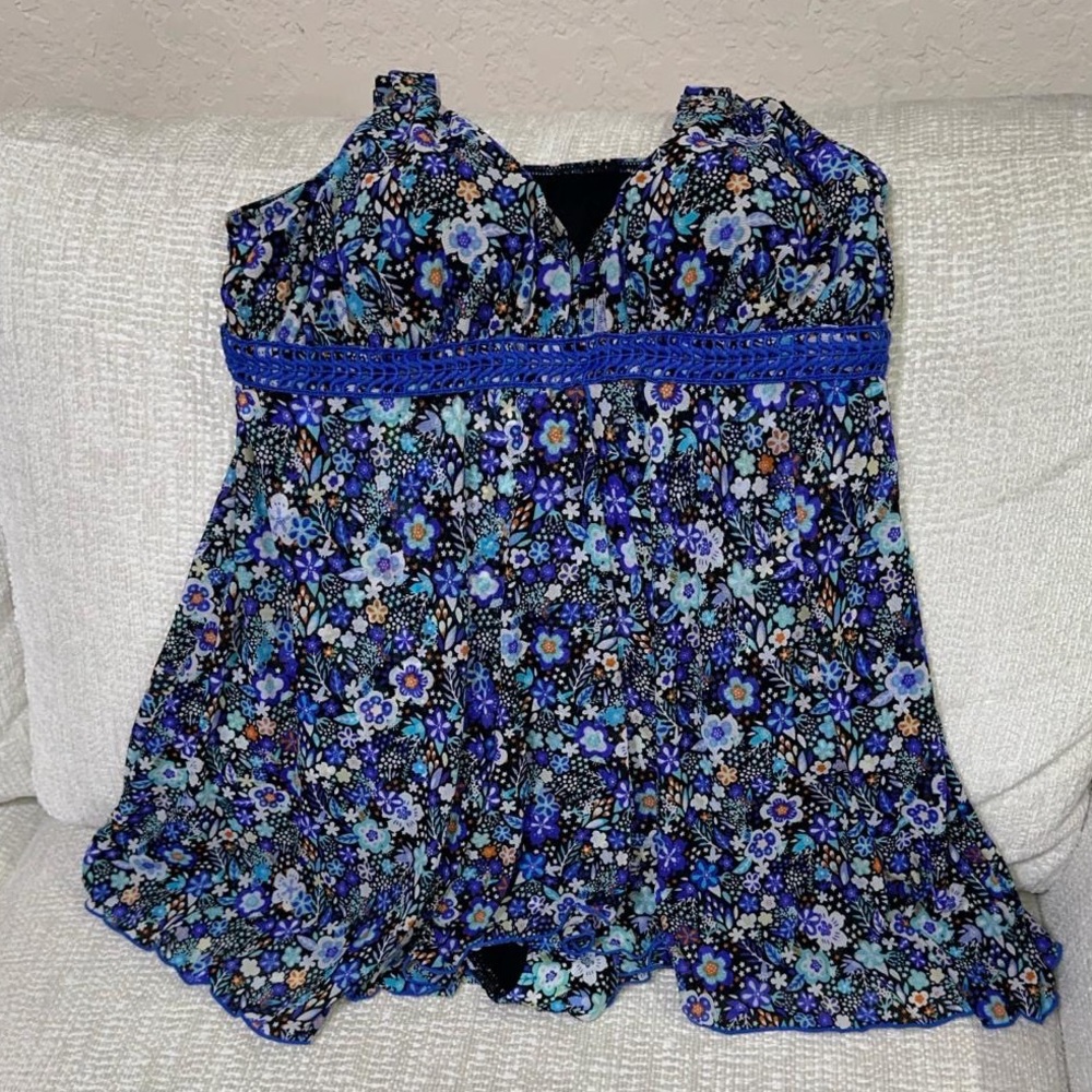 Women's Sweet Pea V-Neck Fly Away Swim Dress Size: 8 pre owned